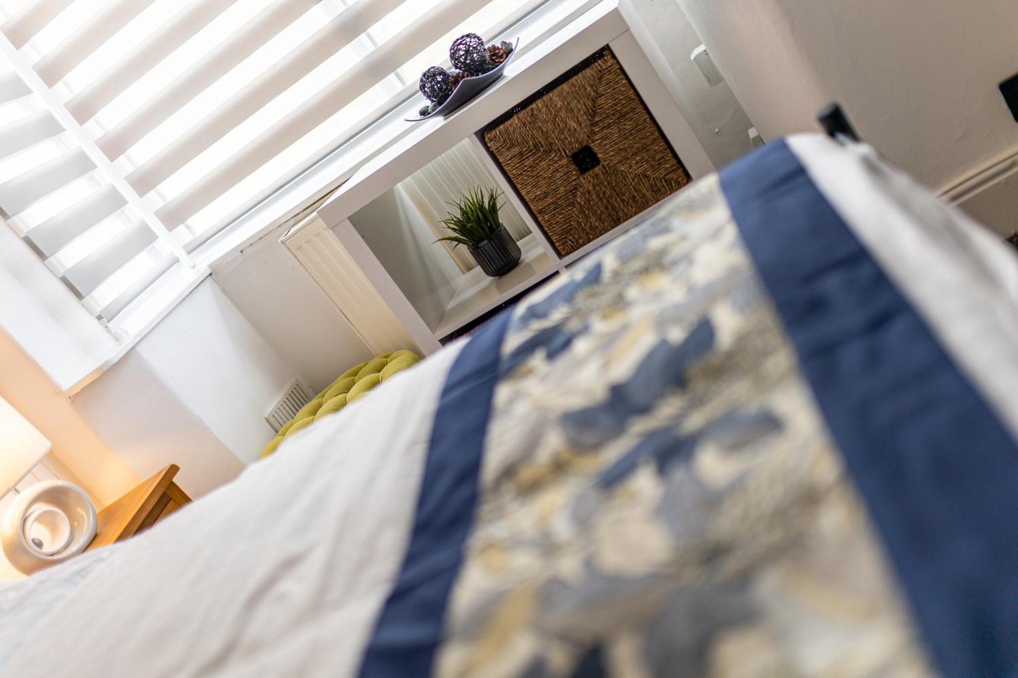 Coronation House By Yourstays - 3 Bedroom House In Newcastle-Under-Lyme Stoke-on-Trent Ngoại thất bức ảnh