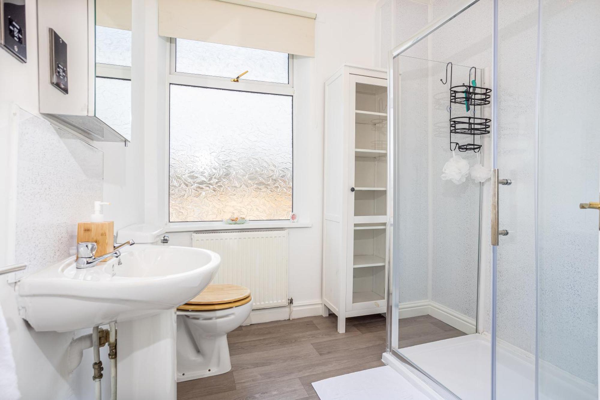 Coronation House By Yourstays - 3 Bedroom House In Newcastle-Under-Lyme Stoke-on-Trent Ngoại thất bức ảnh