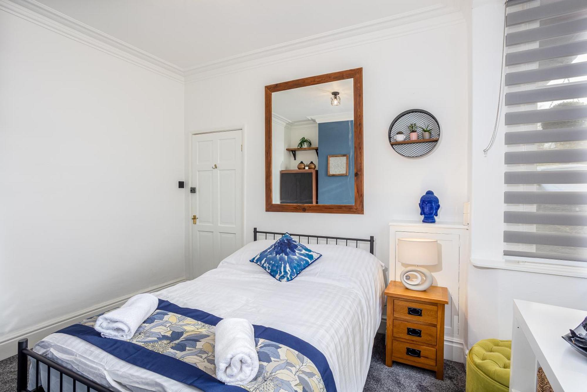 Coronation House By Yourstays - 3 Bedroom House In Newcastle-Under-Lyme Stoke-on-Trent Ngoại thất bức ảnh